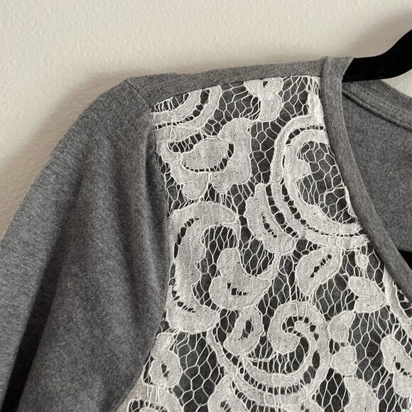 Zenergy By Chicos Women SZ 0/XS Gray W/White Lace Front Overlay V Neck Top - Picture 5 of 9